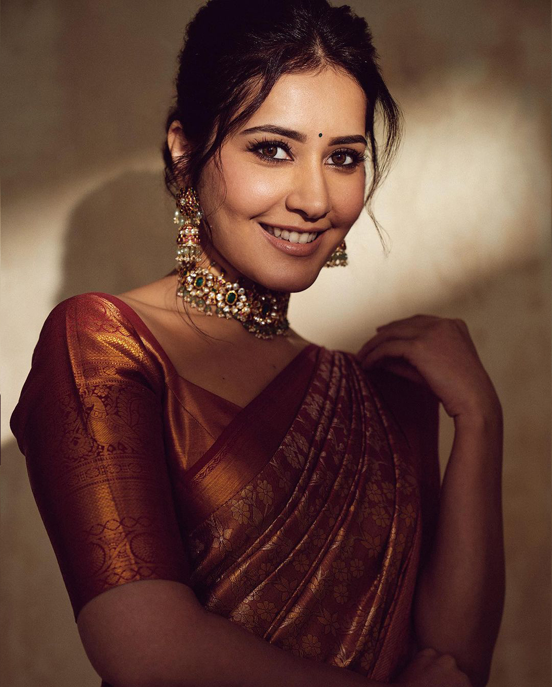 Rashi Khanna: చీరలో చూడముచ్చటగా ఉన్న రాశీ ఖన్నా..