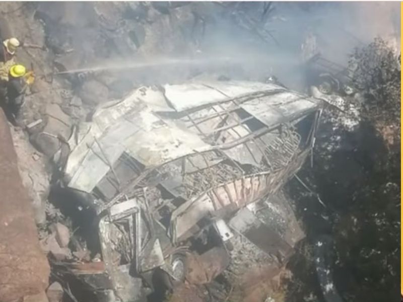 Bus Fall into Valley in South Africa: దారుణం.. లోయలో పడిన బస్సు.. 45 మంది మృతి!