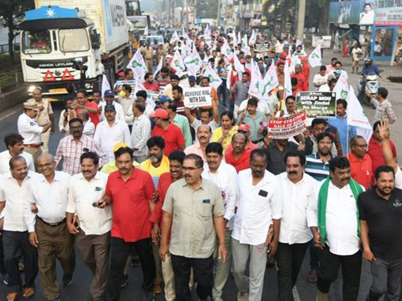 Vizag Steel Plant : విశాఖ స్టీల్ ప్లాంట్ ఉద్యమం మళ్లీ ఉద్ధృతం.. కార్మికులు మహా పాదయాత్ర ..