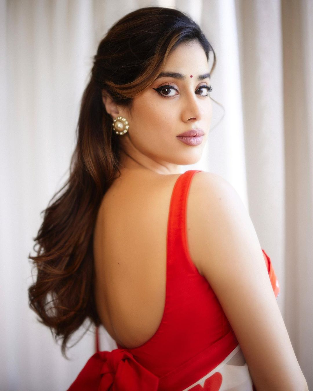 Janhvi Kapoor Latest Pics: అతిలోకసుందరి బాటలో జాన్వీ కపూర్.. సౌత్‌లోనే సెటిల్ అయ్యేలా ఉందే.!