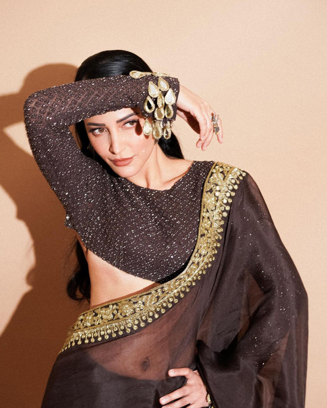 Shruti Haasan Silk Saree Photos: సిల్క్ చీరలో సెగలు రేపుతున్న శృతి హాసన్!