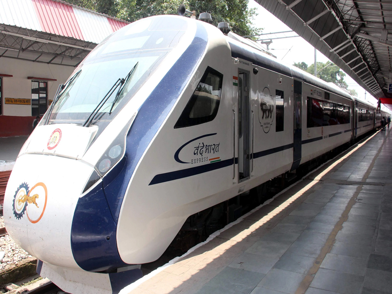 Vande Bharat Trains: 10 వందేభారత్ రైళ్లను ప్రారంభించిన మోదీ.. సికింద్రాబాద్ - విశాఖ మార్గంలో పట్టాలెక్కిన ట్రైన్
