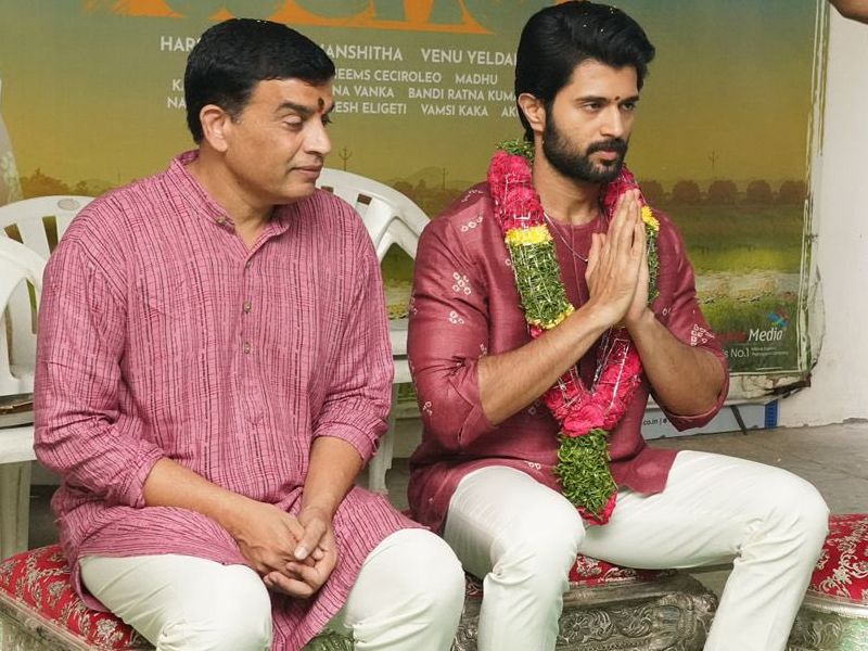 Vijay Devarakonda: వారితో కలిసి విజయ్ దేవరకొండ ప్రత్యేక పూజలు.. దానికోసమేనా.. ?