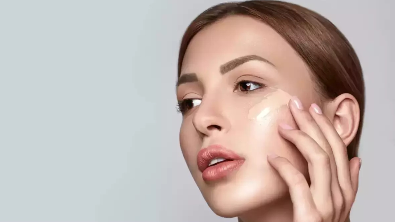 Beauty Tips: ముఖానికి ఫౌండేషన్ అప్లై చేస్తున్నారా.. అయితే ఈ టిప్స్ మీ కోసమే !