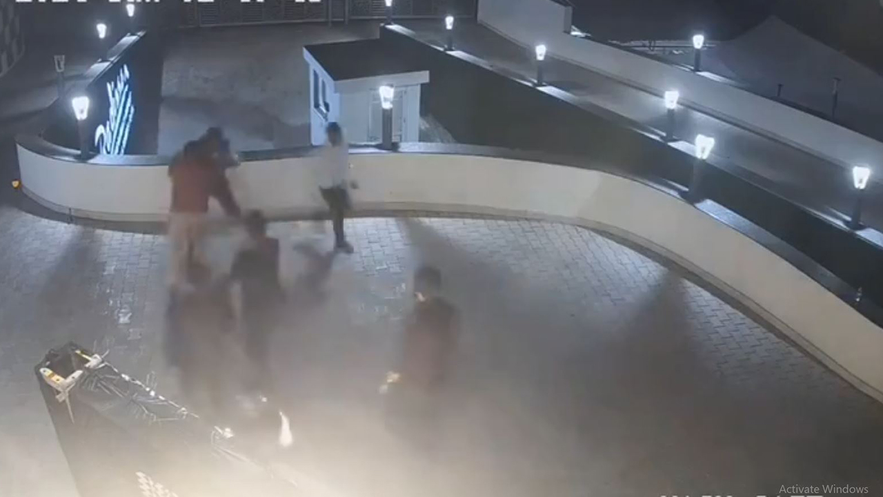 Businessman Pushed Waiter From Terrace: యూపీలో దారుణం.. ప్రీ వెడ్డిండ్‌ ఫంక్షన్‌లో వెయిటర్ ను టెర్రస్‌పై నుంచి తోసిన బిజినెస్‌మేన్!