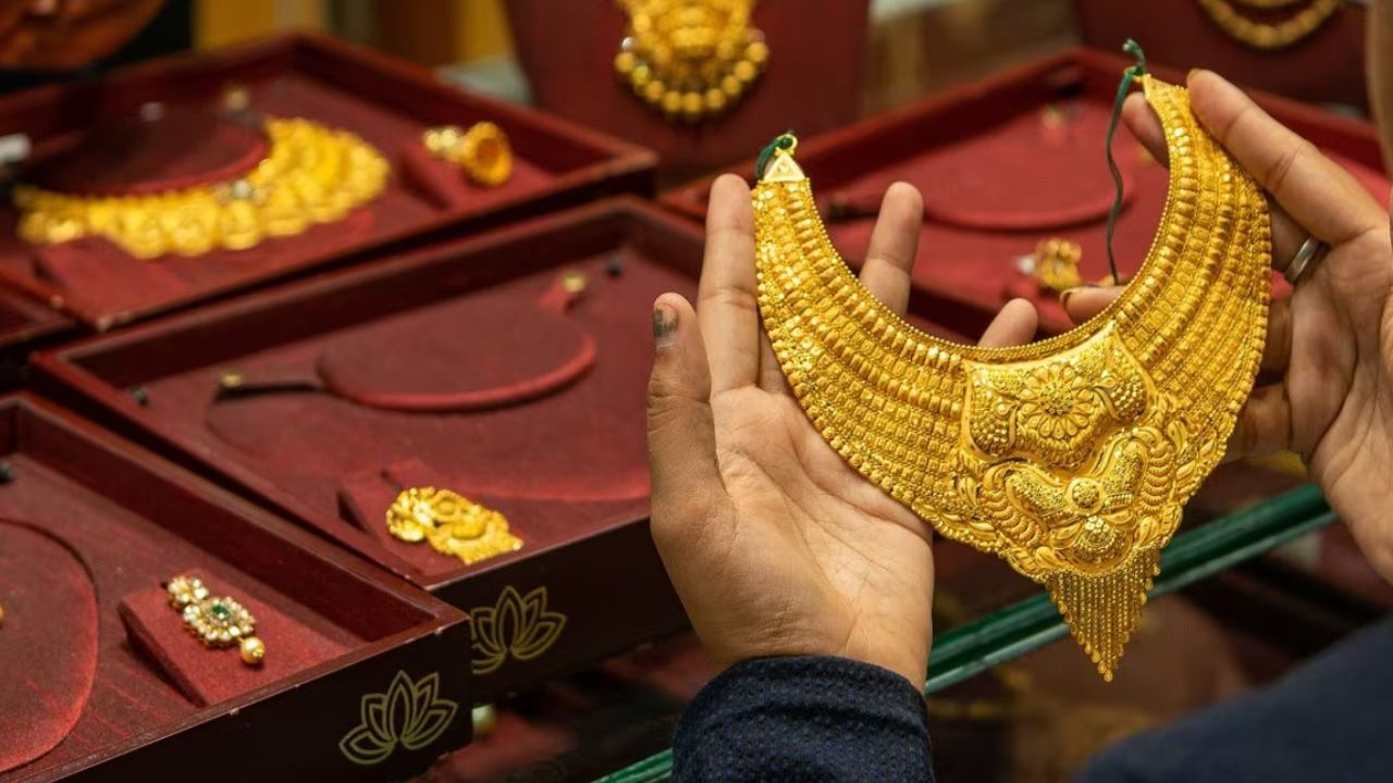 Today Gold Rates: ప్రస్తుతం చాలా మంది బంగారం గురించే ఆలోచిస్తున్నారంటా..! ఎందుకో తెలుసా..?