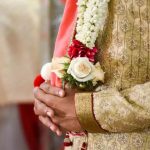 Groom forgets to attend wedding: రాత్రయితున్నా పెళ్లి మండపంలోకి వరుడు రాలే.. ఎక్కడా అని వెతకగా కారులో..