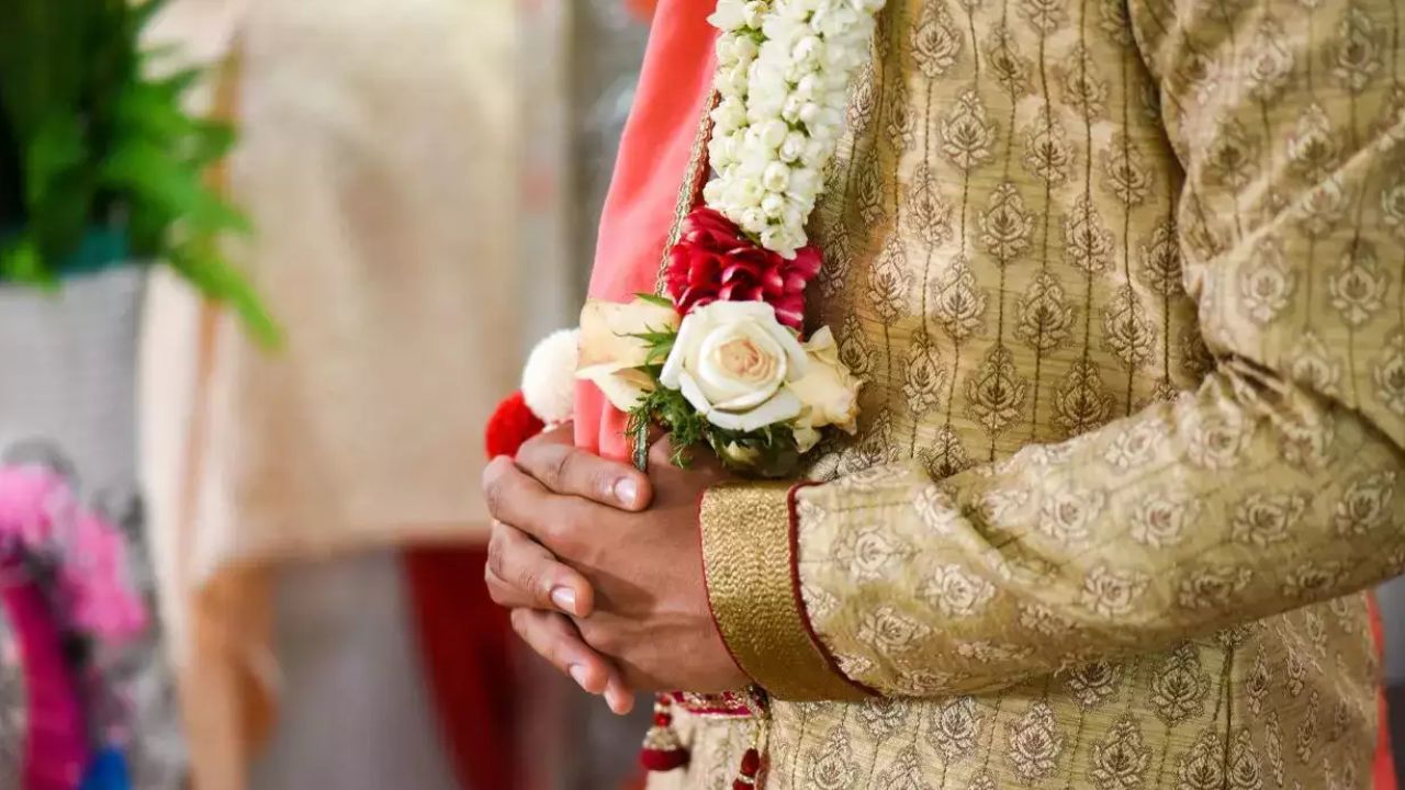 Groom forgets to attend wedding: రాత్రయితున్నా పెళ్లి మండపంలోకి వరుడు రాలే.. ఎక్కడా అని వెతకగా కారులో..