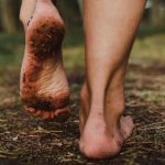 Health Benefits of Walking Barefoot: చెప్పులు లేకుండా నడవడం ఆరోగ్యానికి మంచిదా..? నిజం తెలిస్తే మీరు షాక్ అవుతారు!