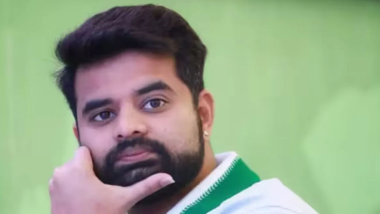 MP Prajwal Suspended From JDS: కర్ణాటకలో తీవ్ర దుమారం.. కీలక నిర్ణయం తీసుకున్న జేడీఎస్