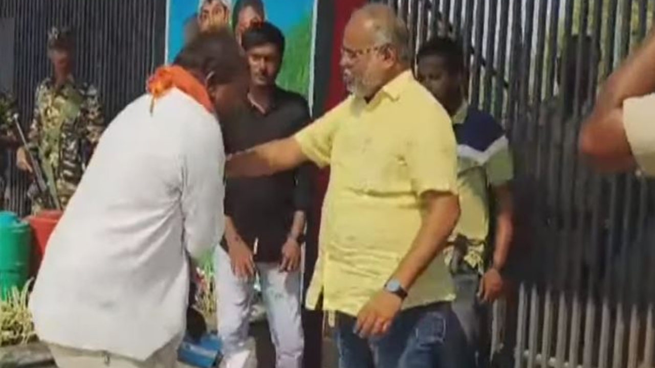 TS Nomination: నామినేషన్ కు ఆలస్యం.. అధికారి కాళ్లు మొక్కిన అభ్యర్థి