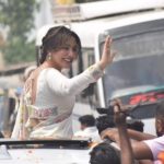 Neha Sharma holds Roadshow: ఎన్నికల రోడ్ షోలో పాల్గొన్న హీరోయిన్.. జనాలను అదుపు చేయలేక..