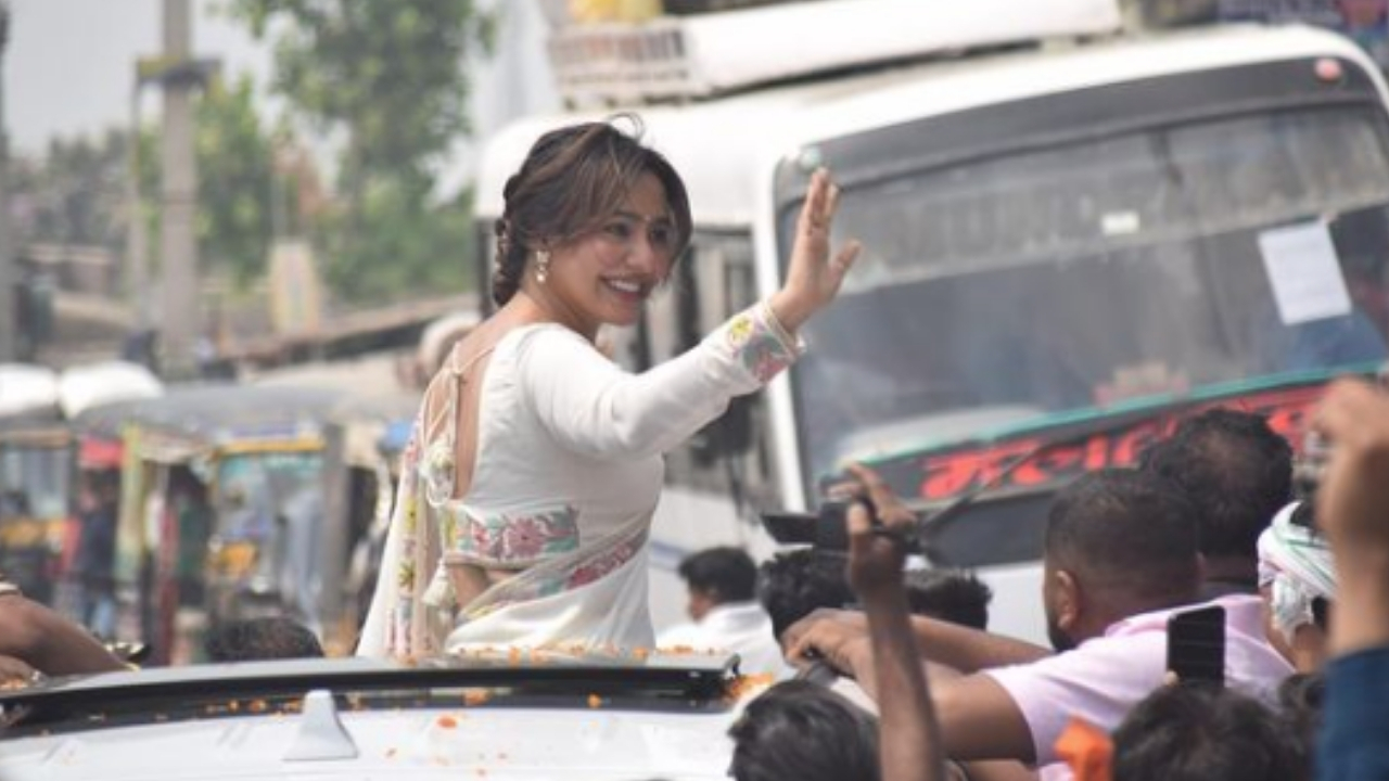 Neha Sharma holds Roadshow: ఎన్నికల రోడ్ షోలో పాల్గొన్న హీరోయిన్.. జనాలను అదుపు చేయలేక..