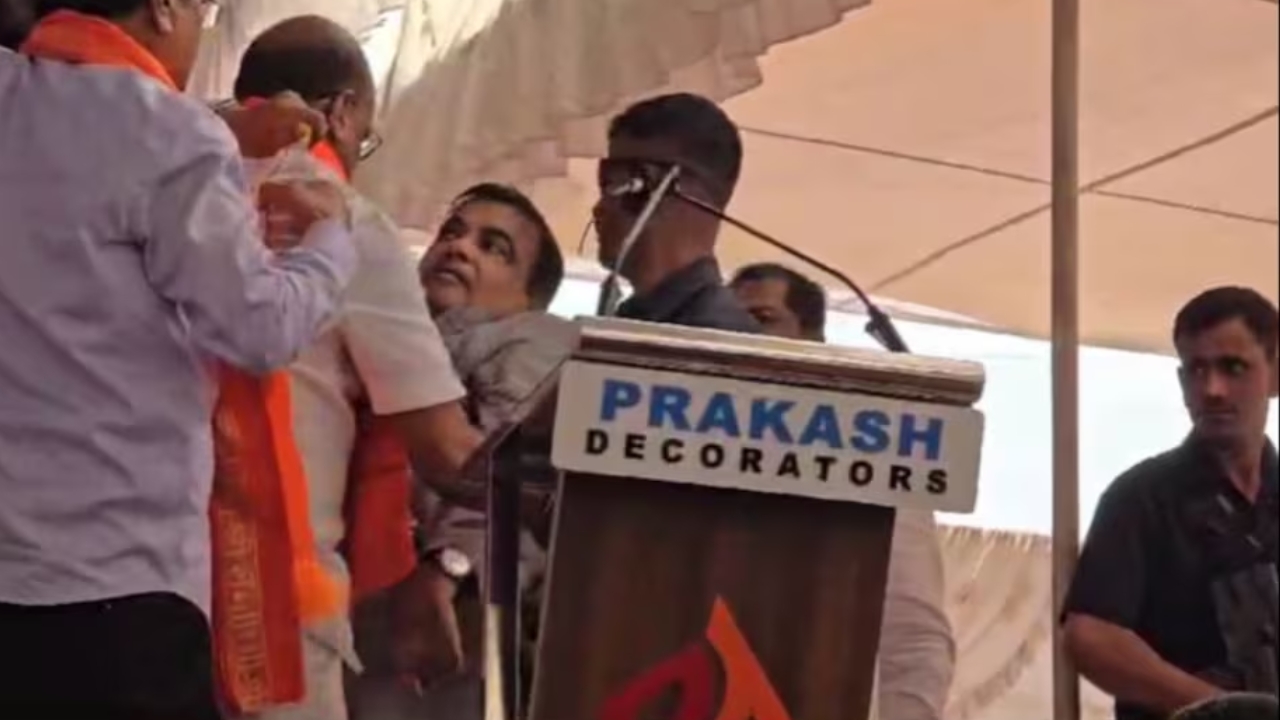 Nitin Gadkari: స్టేజ్‌పై మాట్లాడుతూనే.. స్పృహ తప్పి పడిపోయిన కేంద్రమంత్రి.. (వీడియో)