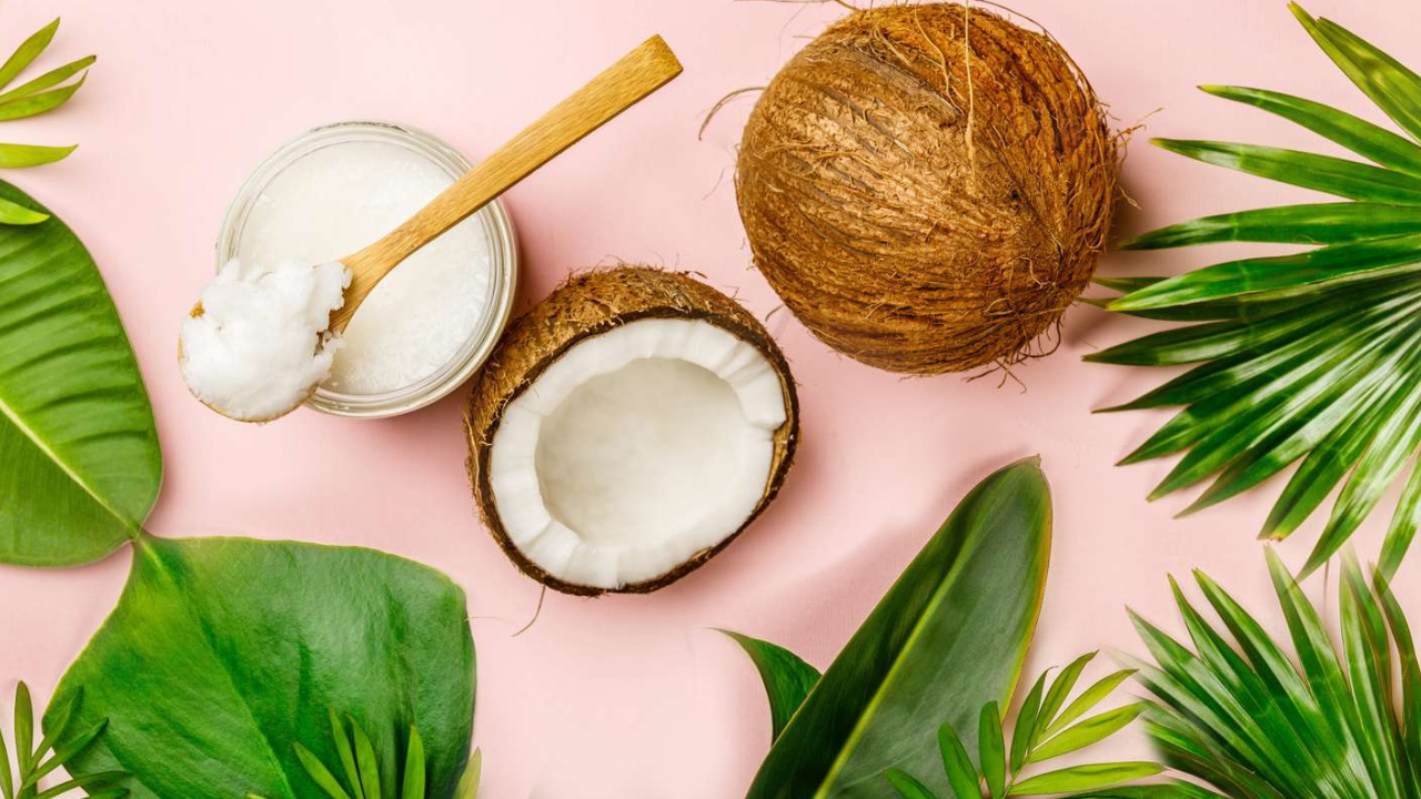 Coconut: పచ్చి కొబ్బరిలోని పోషకాలు తెలిస్తే..అస్సలు వదిలిపెట్టరు !