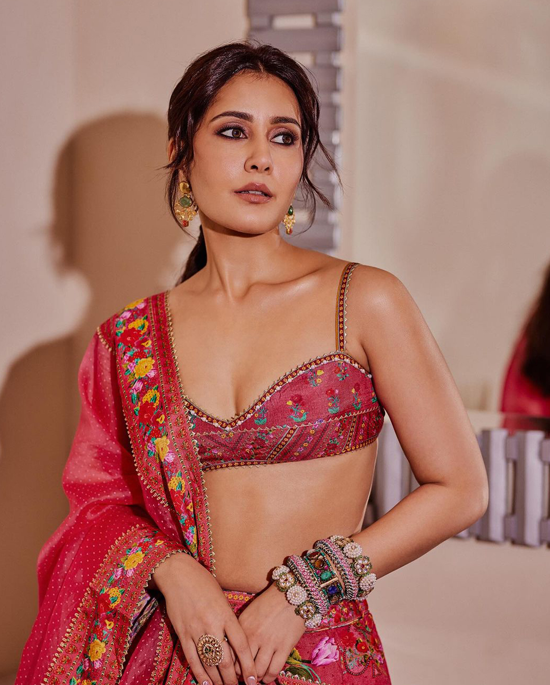 Raashi Khanna: మేడం సార్ మేడం అంతే.. అదరగొడుతున్న రాశీ ఖన్నా