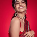 Anupama Parameswaran: ఎర్ర చీర.. ఉంగరాల జుట్టుతో అనుబ్యూటీ స్టన్నింగ్ ఫొటోస్