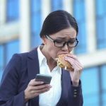 Eating Fast: టైం అవుతుందని గబగబా తినేస్తున్నారా ?.. అయితే మీరు అనారోగ్యం బారిన పడినట్లే
