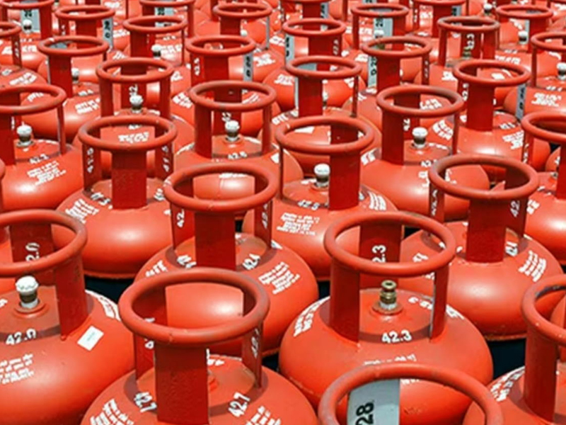 Gas Cylinder Price Cut by Rs. 30.50: గుడ్ న్యూస్.. కమర్షియల్ గ్యాస్ సిలిండర్ పై రూ.30.50 మేర తగ్గింపు!