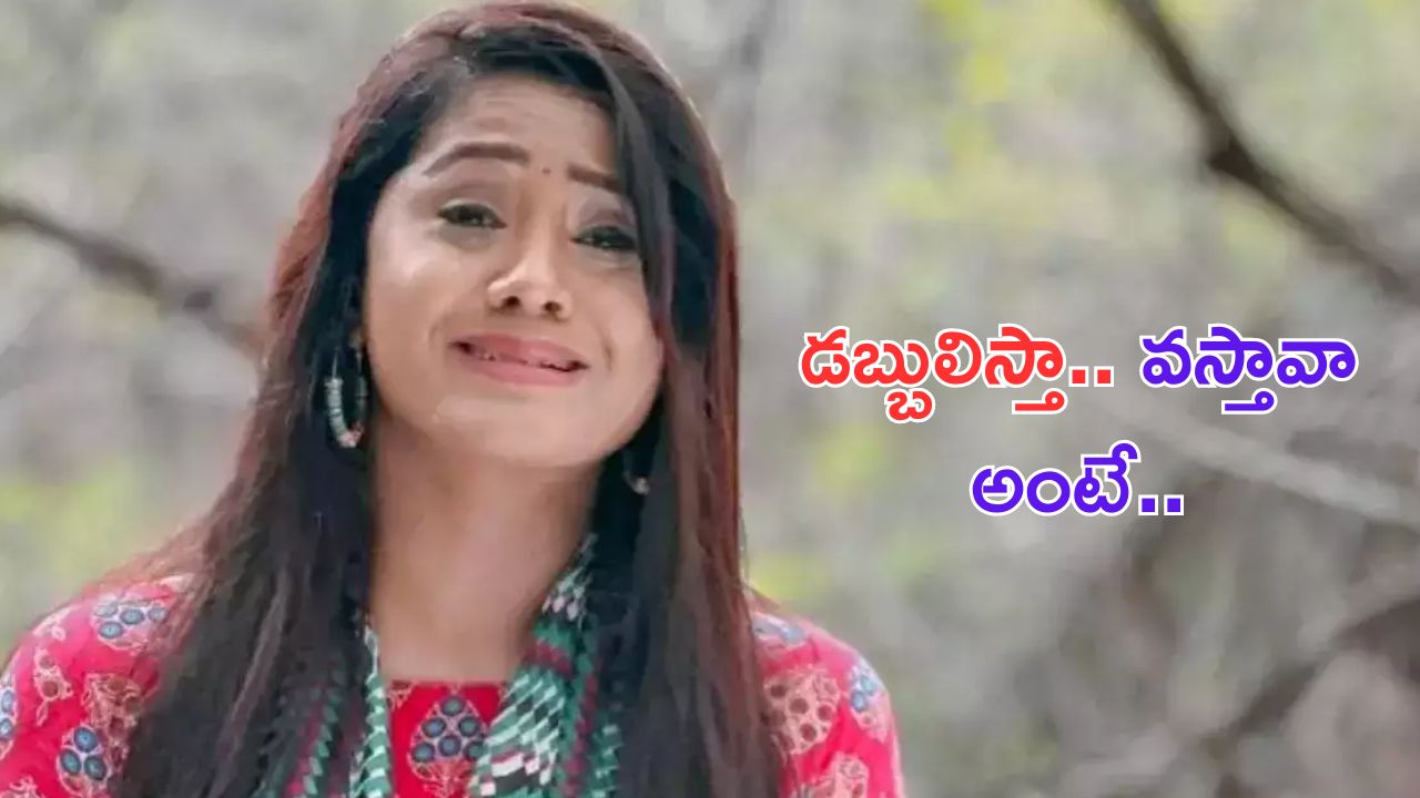 Viral Video: ఇదేం తిక్కనో అర్థం కావట్లే .. పానీ పూరీలో వైన్ పోసి తింటూ..