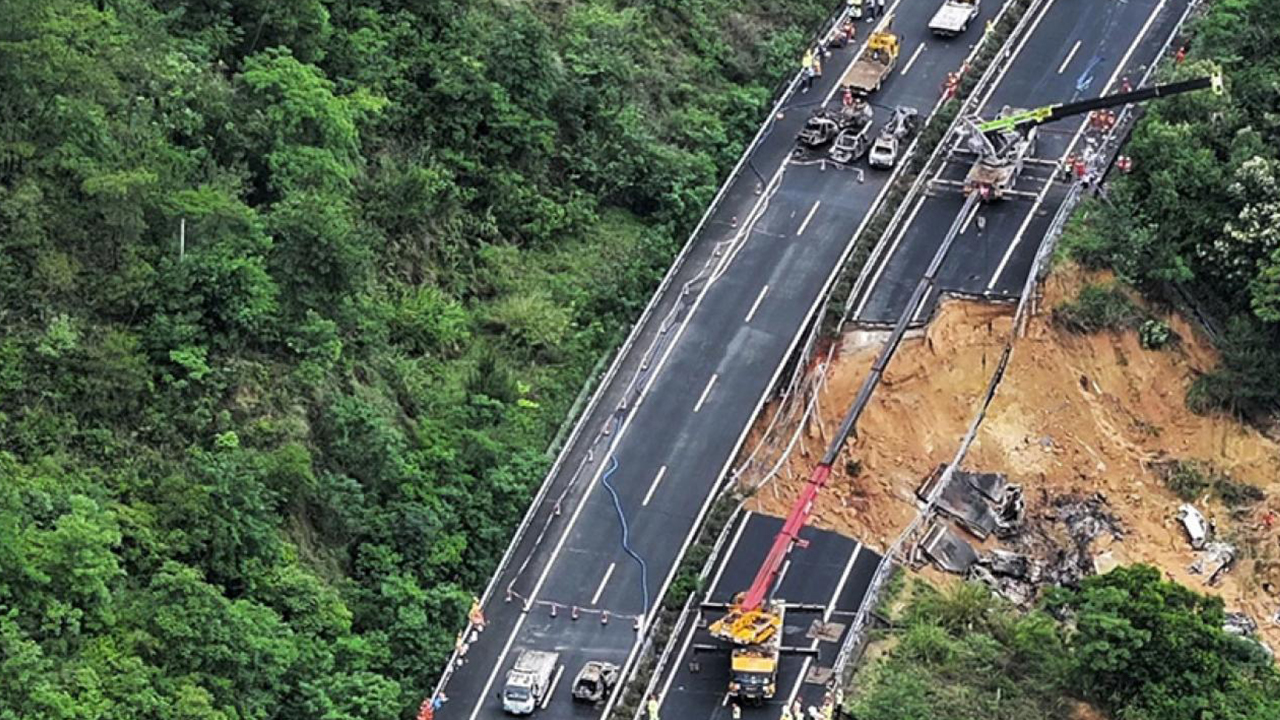 Road collapses, 19 people killed: సడన్‌గా కుంగిన రోడ్డు, వాహనాలు ఒకదానిపై మరొకటి