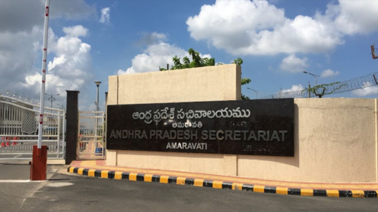 King Cobra Viral Video: చెమటలు పట్టించే వీడియో.. ఫ్రిడ్జ్‌లో దూరిన నాగుపాము.. చివరకు!