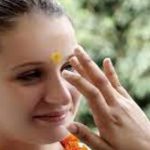 Astro Tips: నుదుటిపై తిలకంతో పాటు ఇది రాసుకుంటే.. మీకు డబ్బు లోటే ఉండదు..?