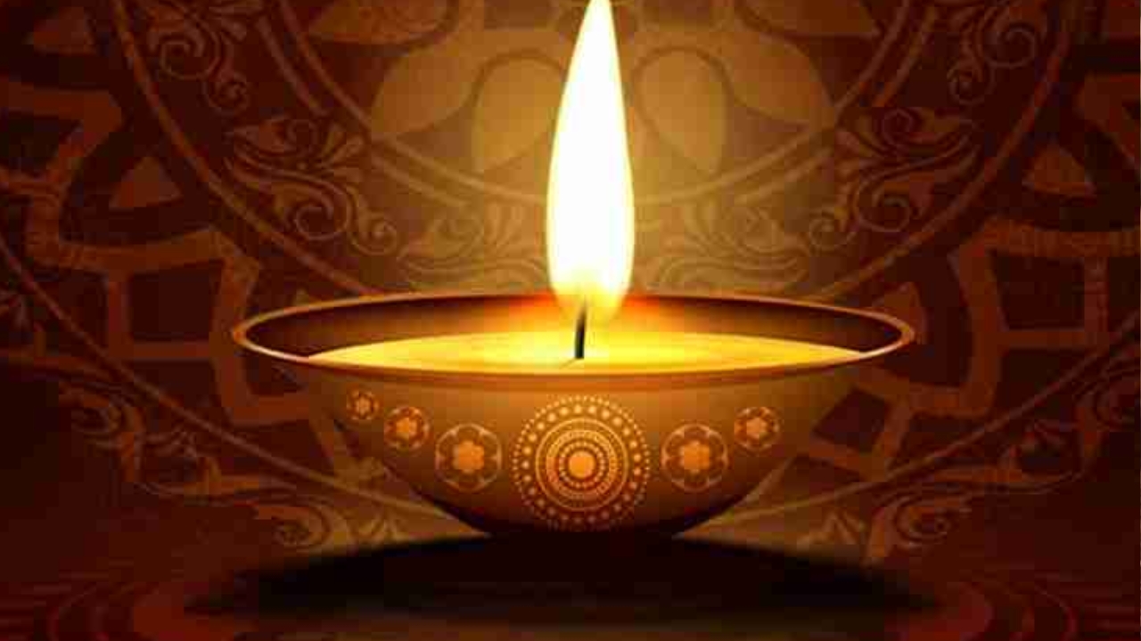 Lighting Lamp in the Evening: సాయంత్రం దీపం వెలిగించే సమయంలో ఈ నియమాలు పాటించండి.. లక్ష్మీ కటాక్షం దక్కుతుంది!