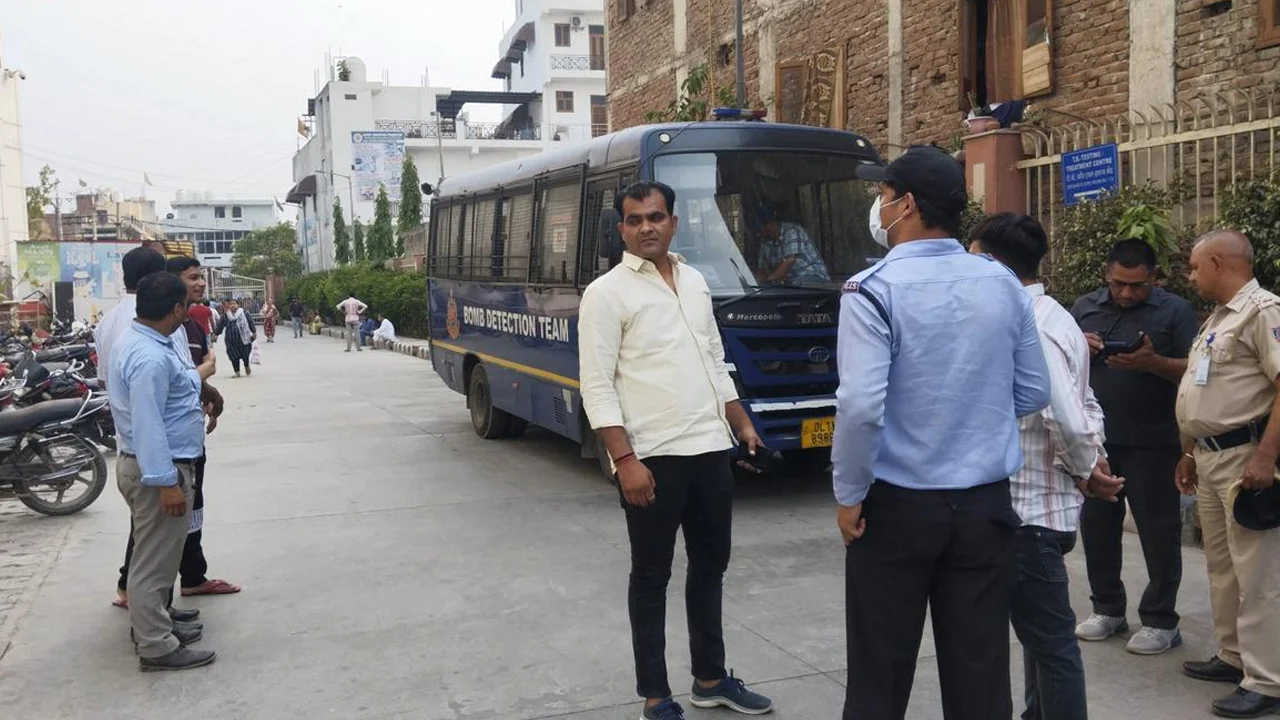 Bomb Threat to Tihar Jail: తీహార్ జైలుకు బాంబు బెదిరింపు.. ఢిల్లీలో హైఅలర్ట్