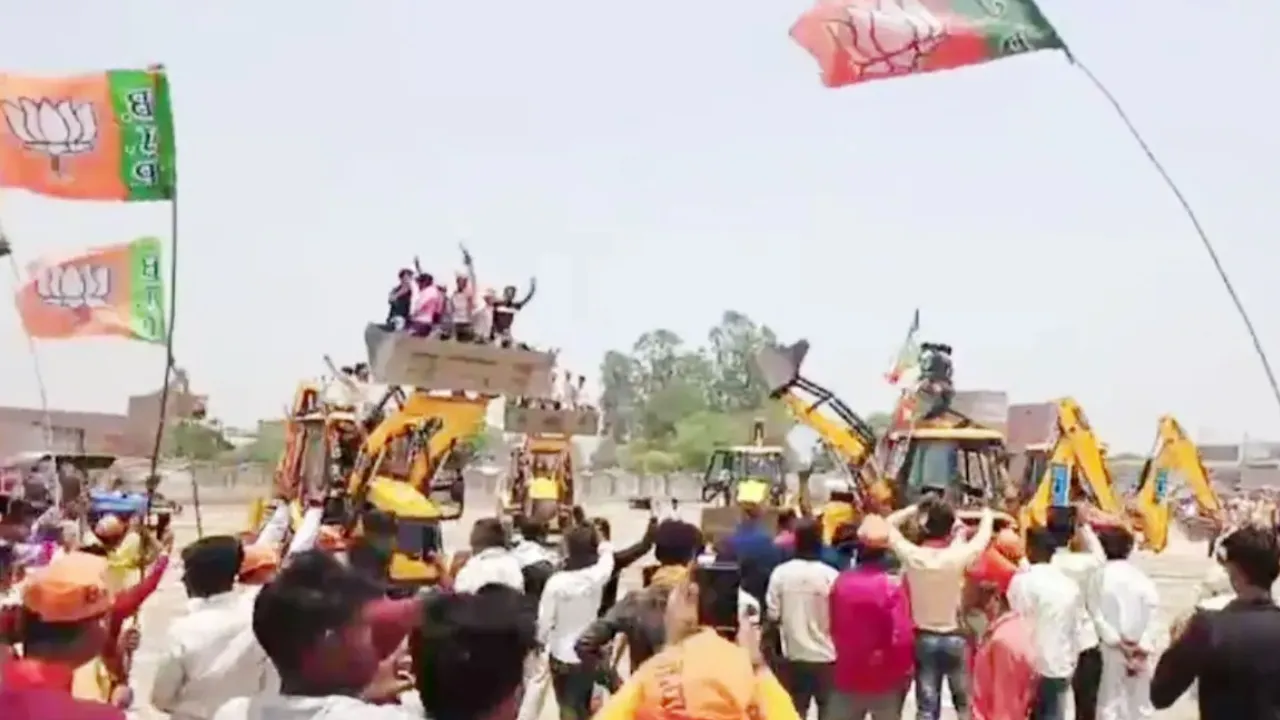 Bulldozers Dance: బ్రేక్ డ్యాన్స్ చేసిన బుల్డోజర్లు.. ఆశ్చర్యపోయిన జనం!