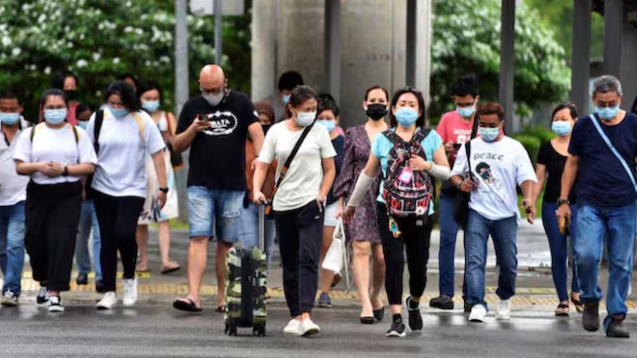 COVID-19 in Singapore: సింగపూర్ లో కోవిడ్ కలకలం.. వారం రోజుల్లో 25,900 కేసులు నమోదు!