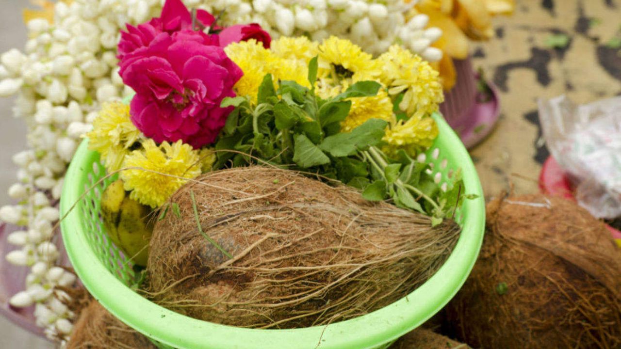 Rules for Coconut to God: దేవాలయాల్లో కొబ్బరికాయ కొట్టే ముందు ఈ విషయం తెలుసుకోండి..!