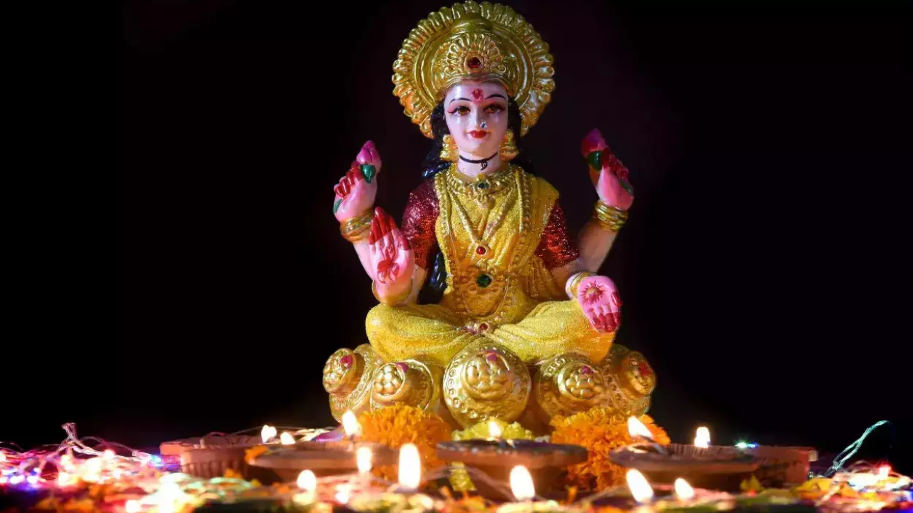 Goddess Lakshmi Worship: మీకు సిరి సంపదలు కావాలా..? అయితే ఇలా చేయండి..!
