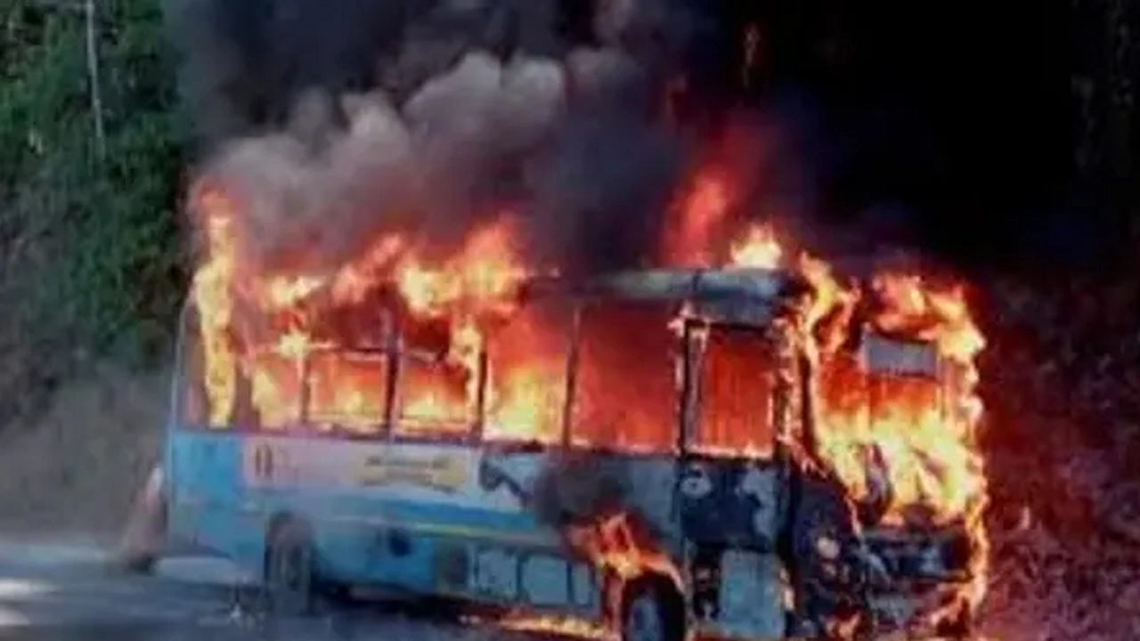 Bus catches fire in Haryana: హర్యానాలో ఘోరం, మంటల్లో బస్సు.. 10మంది సజీవ దహనం