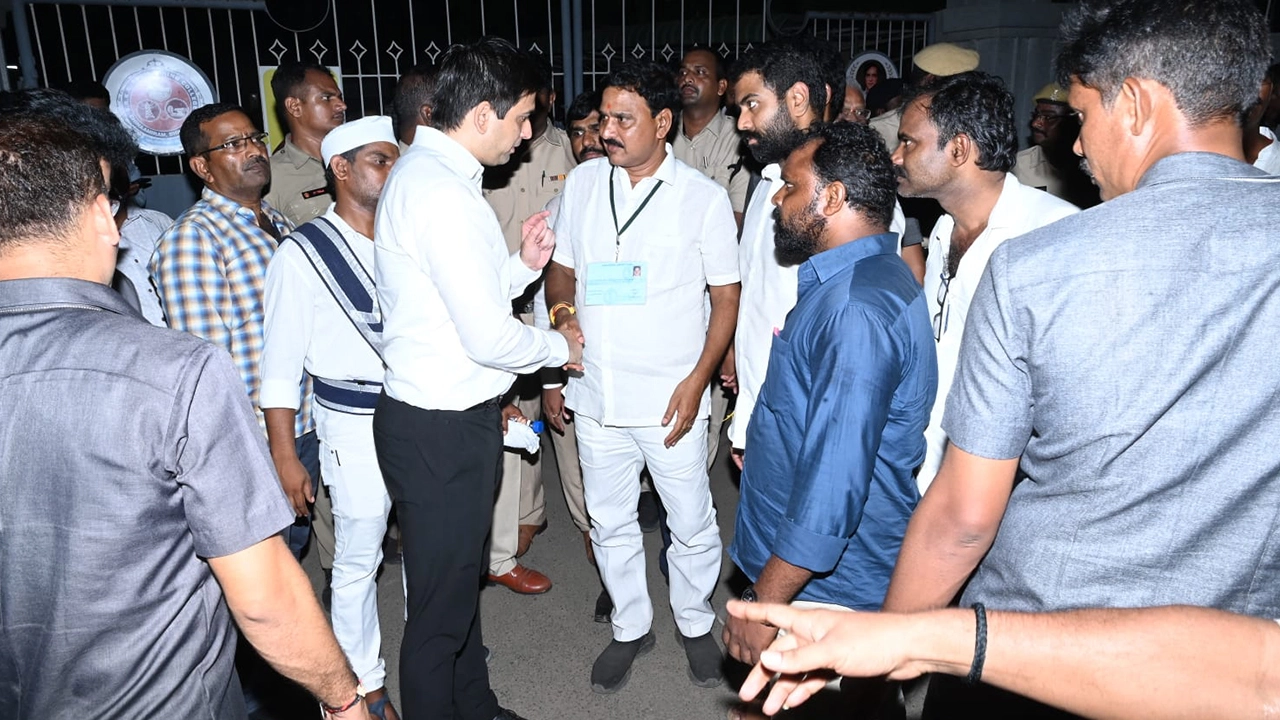 Janasena Protest in Bhimavaram: అర్థరాత్రి జనసేన ఆందోళన.. ఈవీఎంలు ప్రైవేటు కారులో తరలింపుపై నిరసన!
