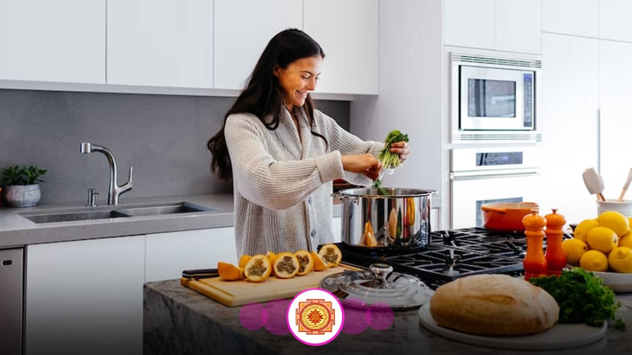Kitchen Vastu Tips: మీ వంట గదిలో ఈ వస్తువులు ఉన్నాయా.. అయితే దరిద్రానికి వెల్‌కమ్ చెప్పినట్లే?