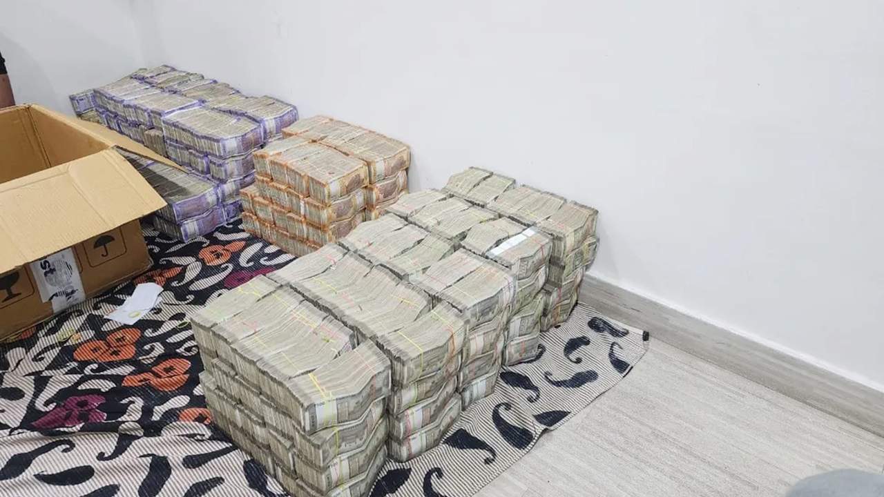 Police Seized 8 Crore at Vijayawada: ఏపీలో నోట్ల కట్టలు.. అర్థరాత్రి 8 కోట్లు.. మెషిన్లతో కౌంటింగ్!