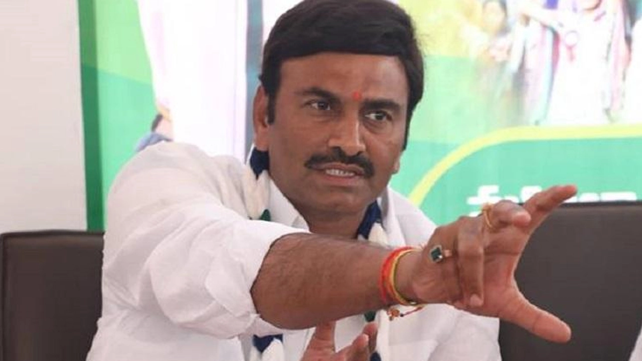 Tipper Hit to Travel Bus: పల్నాడులో ఘోరం ప్రమాదం.. ట్రావెల్ బస్సు ఢీకొట్టిన టిప్పర్.. ఐదుగురు సజీవ దహనం