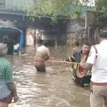 Rains in Tamil Nadu: వరద నీటిలో బ్రిడ్జి కింద చిక్కుకున్న దివ్యాంగుడు..!