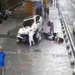 Viral Video: షాకింగ్ వీడియో.. నడుచుకుంటూ వెళ్తున్న వారిని ఢీకొన్న కారు..