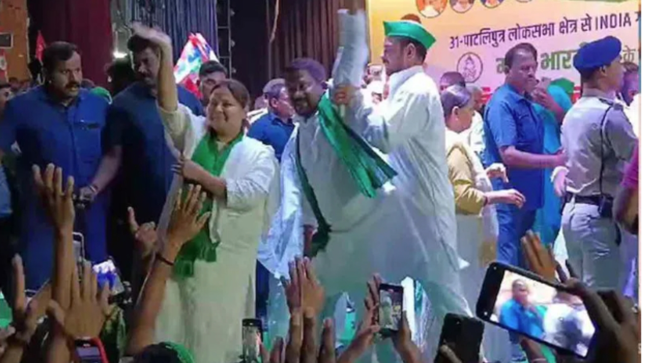 Tej Pratap Pushed Party Leaders on Stage: కార్యకర్తను తోసేసిన లాలూ ప్రసాద్ కుమారుడు.. వీడియో వైరల్!