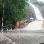 Viral Video: ఉన్నట్టుండి జలపాతానికి భారీగా వరద నీరు.. భయంతో పరుగులు తీసిన జనం..