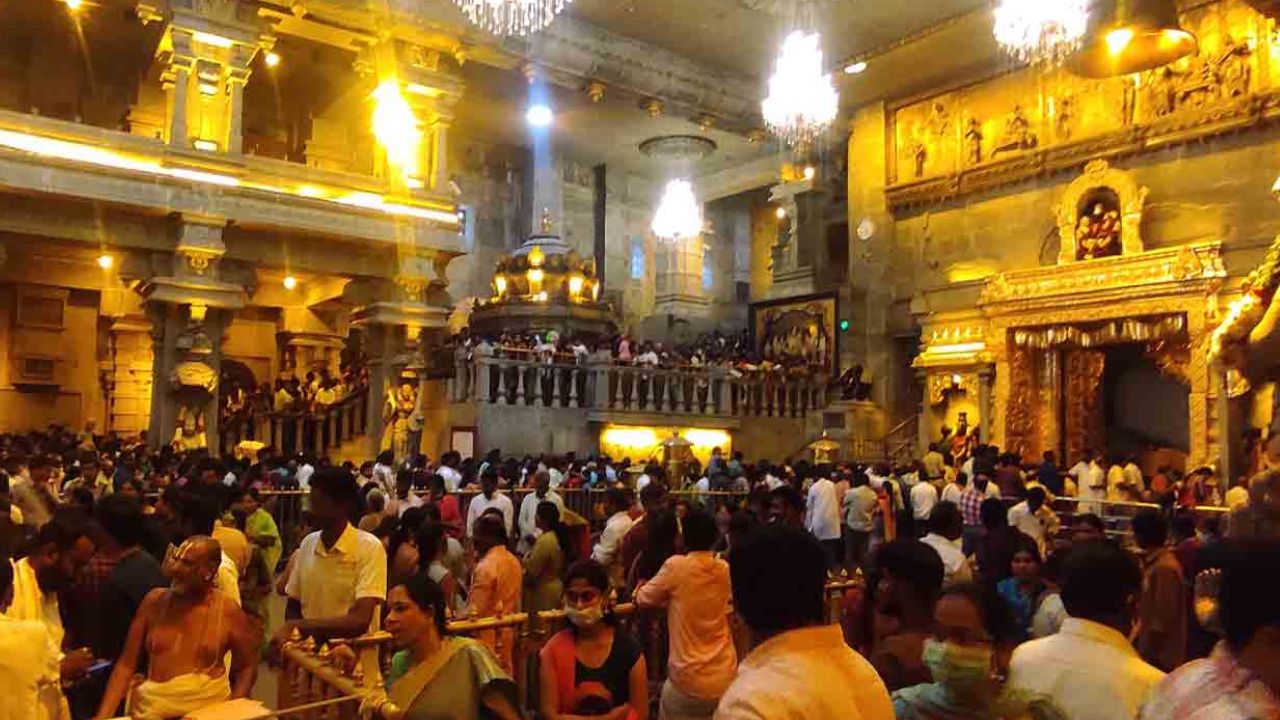 Yadadri Temple: యాదాద్రి ఆలయంలో ఆసక్తికర సంఘటన.. అంధులకు విఐపీ దర్శనం