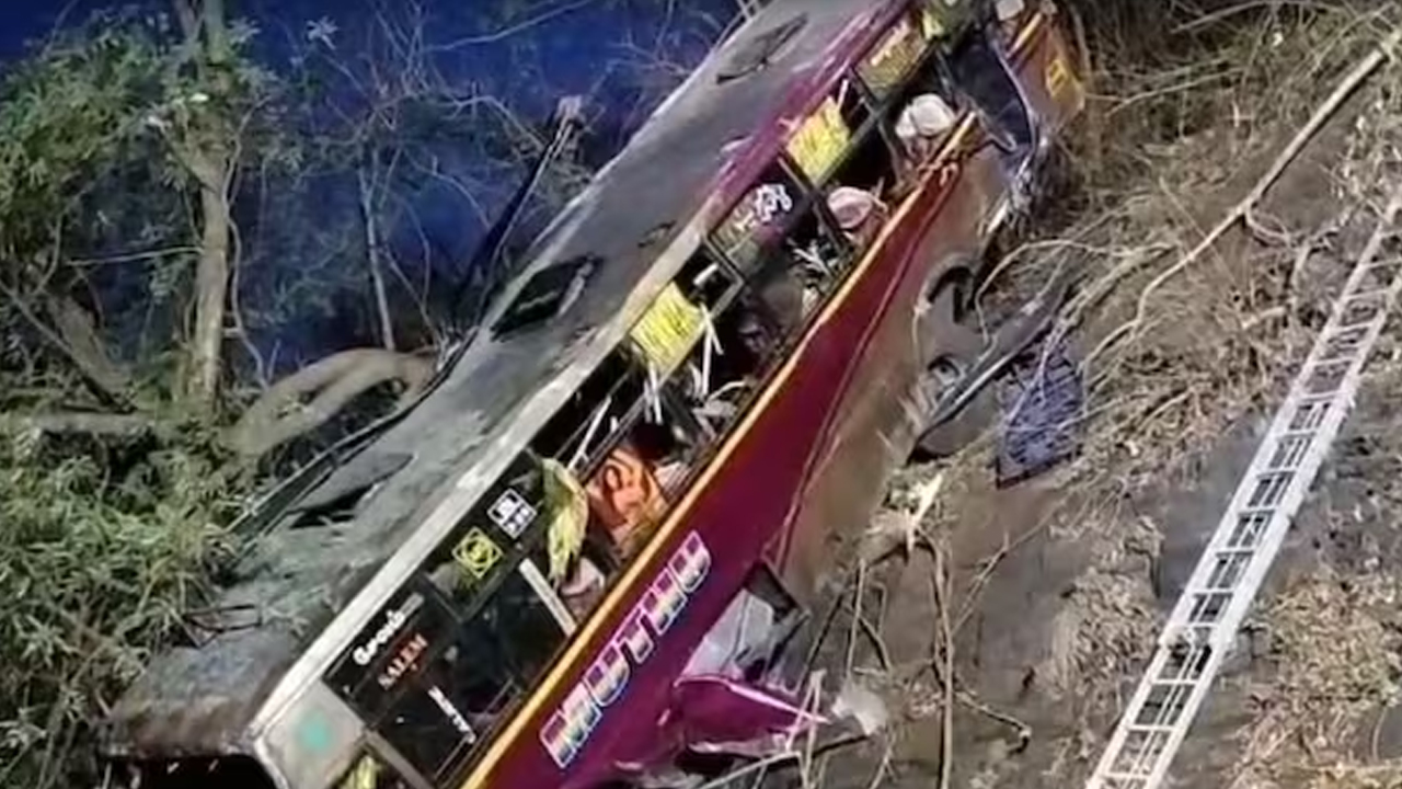 Tamilnadu Bus Accident : లోయలో పడిన బస్సు.. నలుగురు మృతి, 45 మందికి గాయాలు