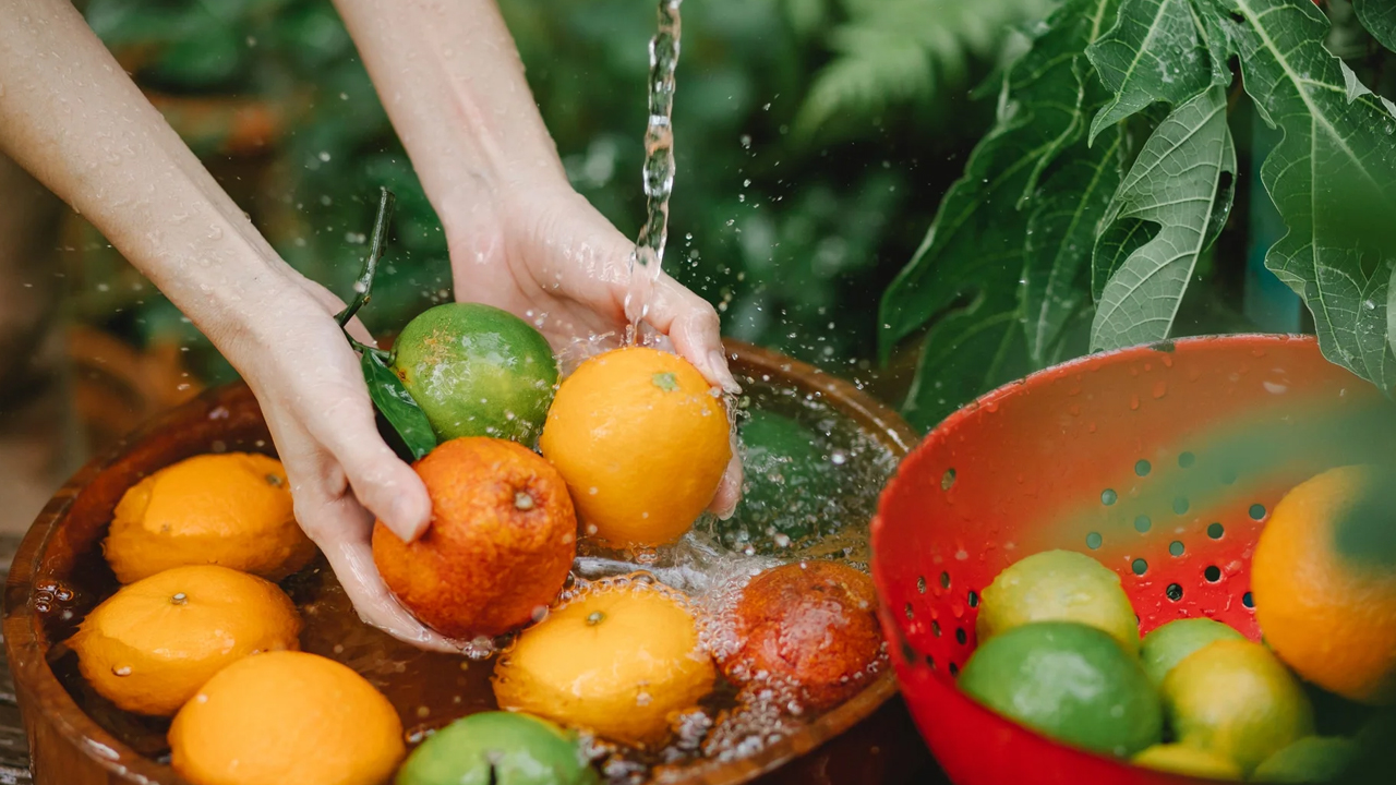 Pesticides on Fruits: డేంజర్.. పండ్లపై క్యాన్సర్ ప్రేరేపిత పురుగుల మందులు.. ఎలా తొలగించాలి..?