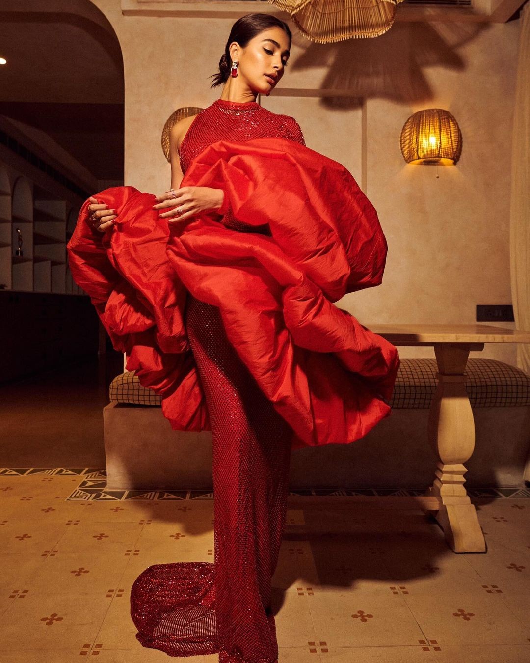 Pooja Hegde Latest Photos: అందాల బుట్టబొమ్మ.. హాట్ ట్రీట్ అదుర్స్..!