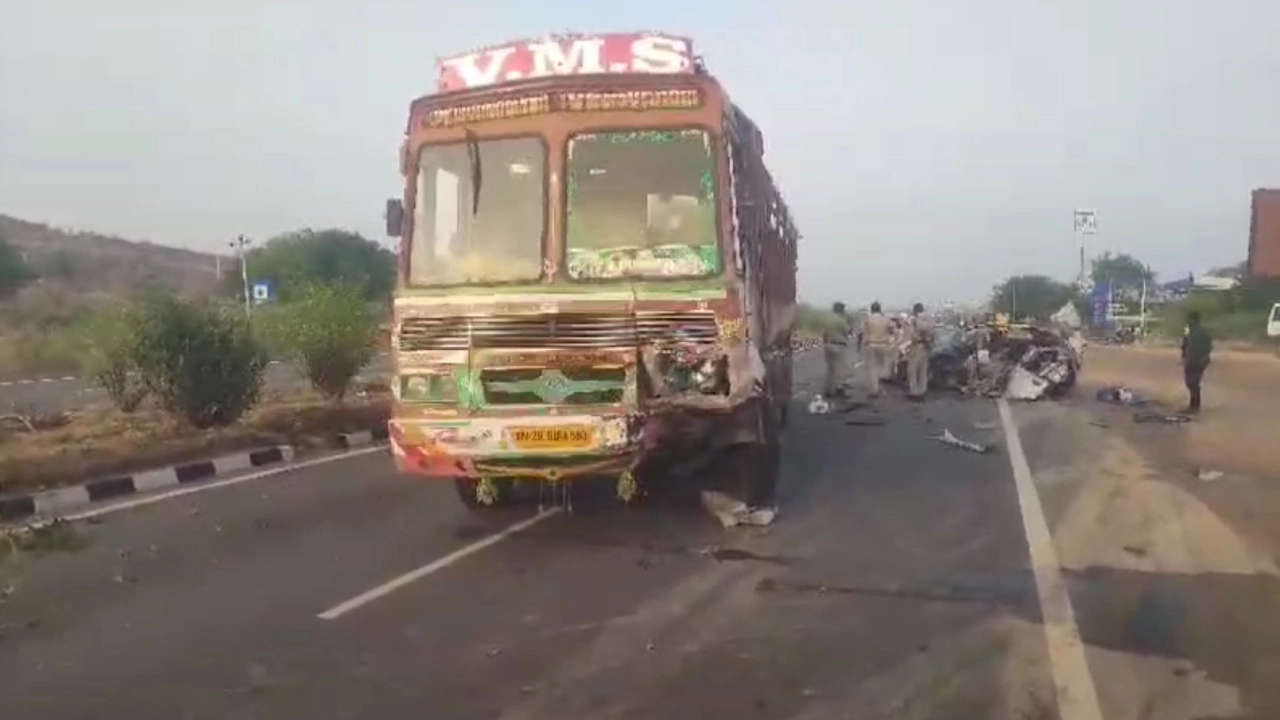 Hyd Car hit to fruit shops: హైదరాబాద్‌లో కారు బీభత్సం, ఫ్రూట్ షాప్‌లోకి దూసుకెళ్లిన..