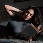 Malavika Mohanan: బుక్స్ చదివే పద్ధతి ఇదేనా పాప.. బెడ్ పై మరీ ఇలా అయితే ఎలా.. ?