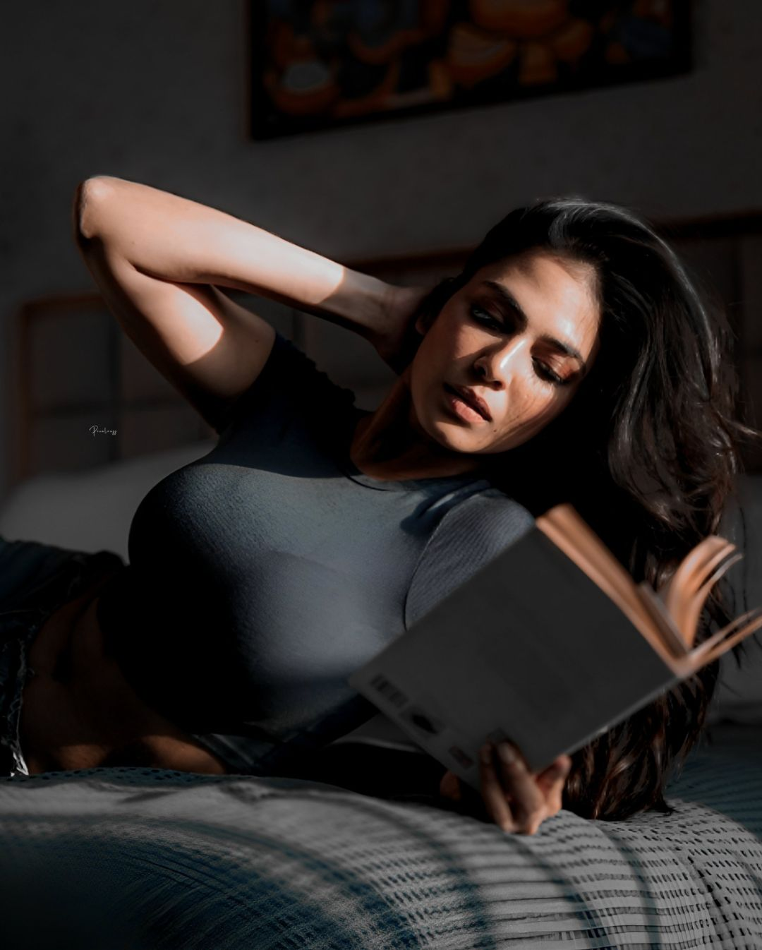 Malavika Mohanan: బుక్స్ చదివే పద్ధతి ఇదేనా పాప.. బెడ్ పై మరీ ఇలా అయితే ఎలా.. ?