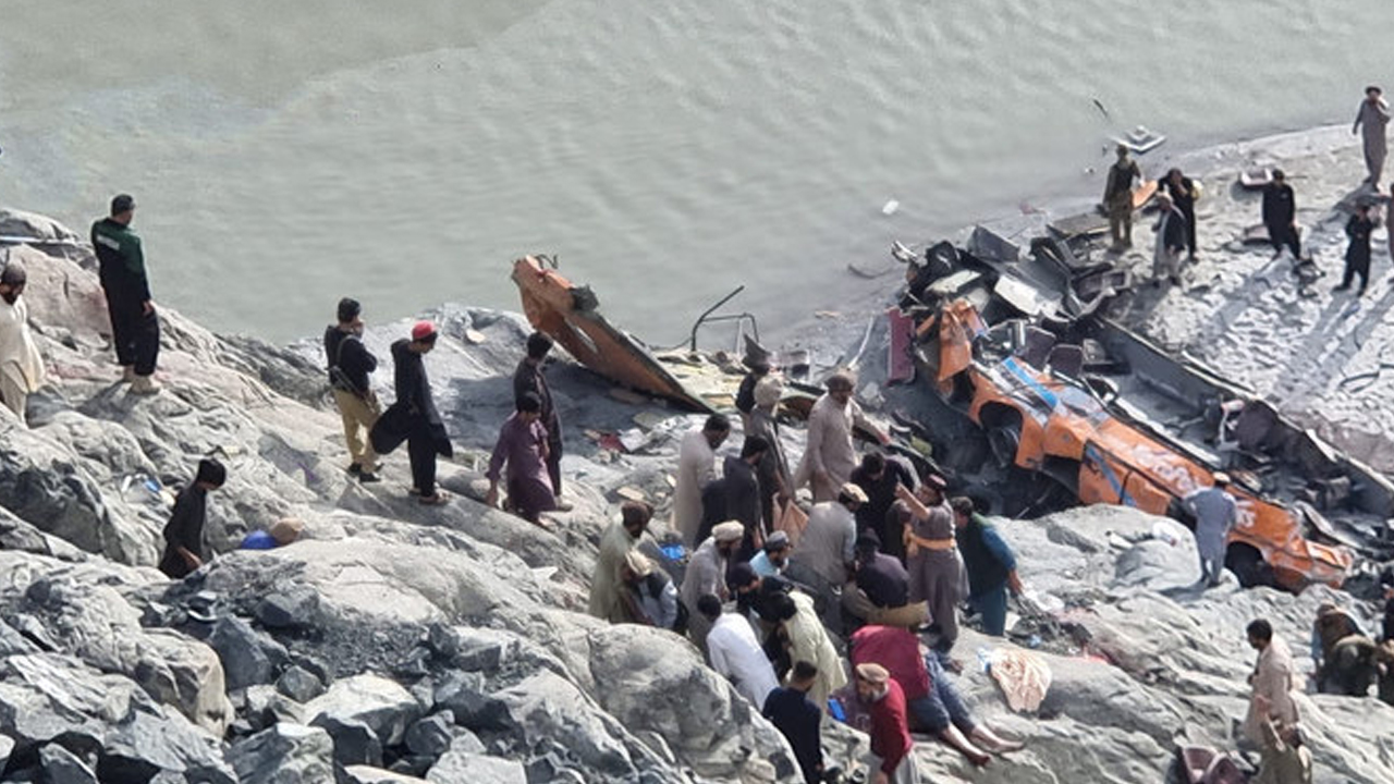 20 Killed in Pakistan Bus Accident: ఘోరం.. లోయలోకి జారిపడిన బస్సు.. 20 మంది మృతి..!